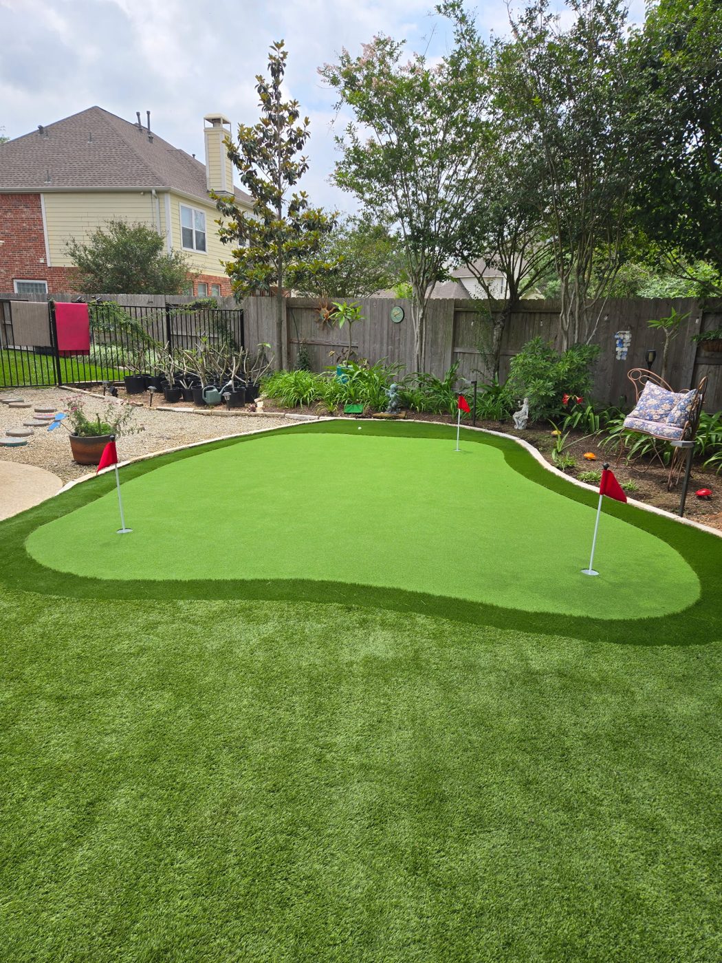 Three-cup backyard putting green with a fringe collar in Fulshear, TX
